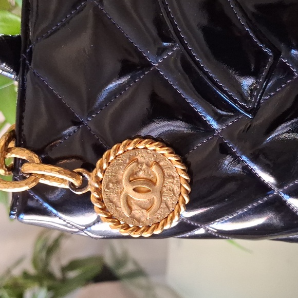 Chanel medallion - Picture 4 of 16